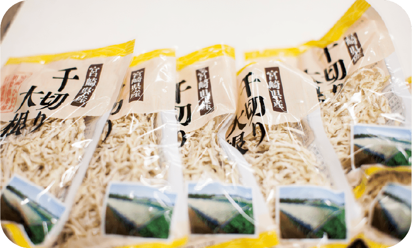 千切り大根のパック商品が並んでいる。