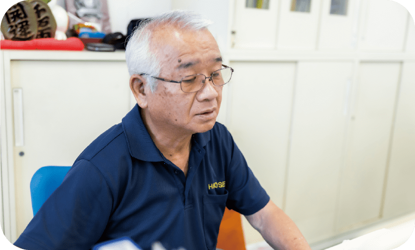 社内で業務中の落ち着いた表情。