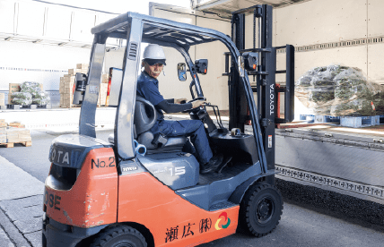 フォークリフトが荷物を運ぶ様子。
