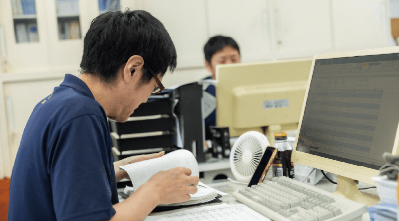 落ち着いた雰囲気のオフィス内の風景。